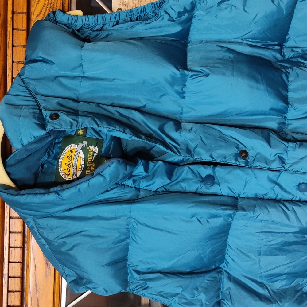 Puff vest teal in color